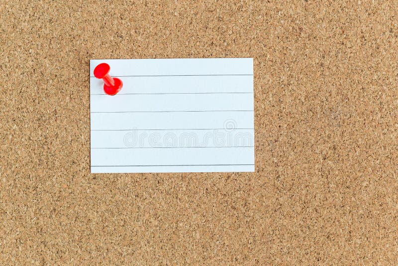 Carte m?moire de li?ge avec le morceau vide goupill? de notes de papier, babillards, horizontaux image stock Carte m?moire de li?ge avec le morceau vide goupill? de notes de papier, babillards, horizontaux image stock