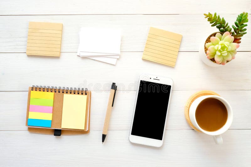 Carte per appunti, biglietto da visita, Smart Phone, penna e caffè in bianco sul fondo di legno bianco della tavola, con lo spazi fotografia stock libera da diritti Carte per appunti, biglietto da visita, Smart Phone, penna e caffè in bianco sul fondo di legno bianco della tavola, con lo spazi fotografia stock libera da diritti