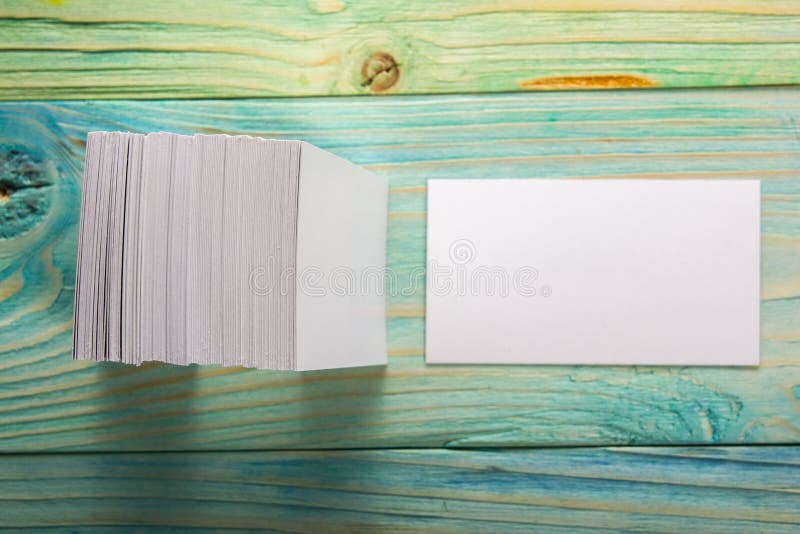 Carte vierge blanche de visite d'affaires, cadeau, billet, passage, présent étroit sur le fond bleu brouillé Copiez l'espace photos libres de droits Carte vierge blanche de visite d'affaires, cadeau, billet, passage, présent étroit sur le fond bleu brouillé Copiez l'espace photos libres de droits