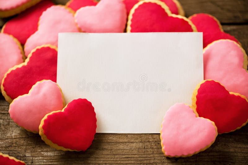 Carte vierge de Valentine avec de beaux biscuits de coeur image libre de droits Carte vierge de Valentine avec de beaux biscuits de coeur image libre de droits