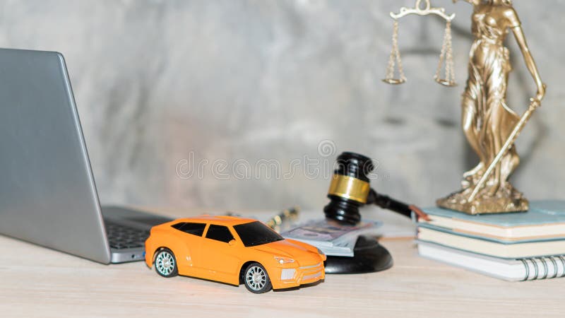 Cartea de credit Orange Car Silver Hammer Laptop Goddess of Injustice stock photos