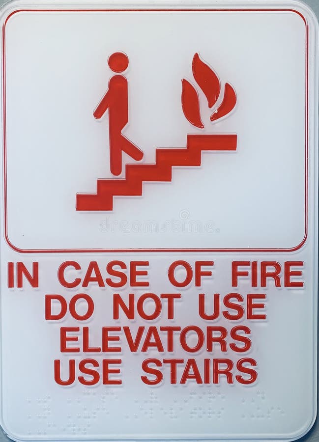 Cartel que muestra en caso de incendio no usa ascensores sino que usa escaleras fotografía de archivo libre de regalías Cartel que muestra en caso de incendio no usa ascensores sino que usa escaleras fotografía de archivo libre de regalías