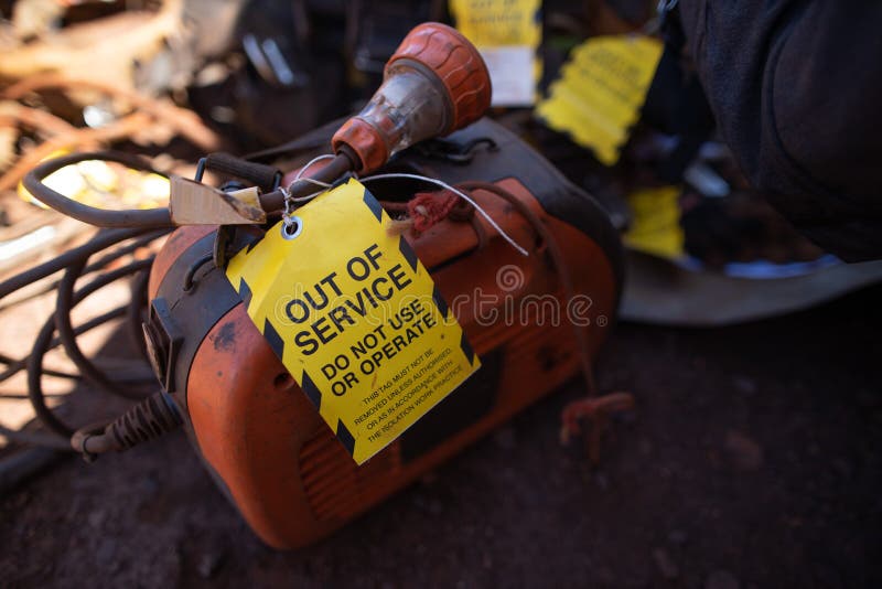 Cartellino giallo fuori servizio collegato al guasto della macchina per la saldatura nel cantiere perth australia