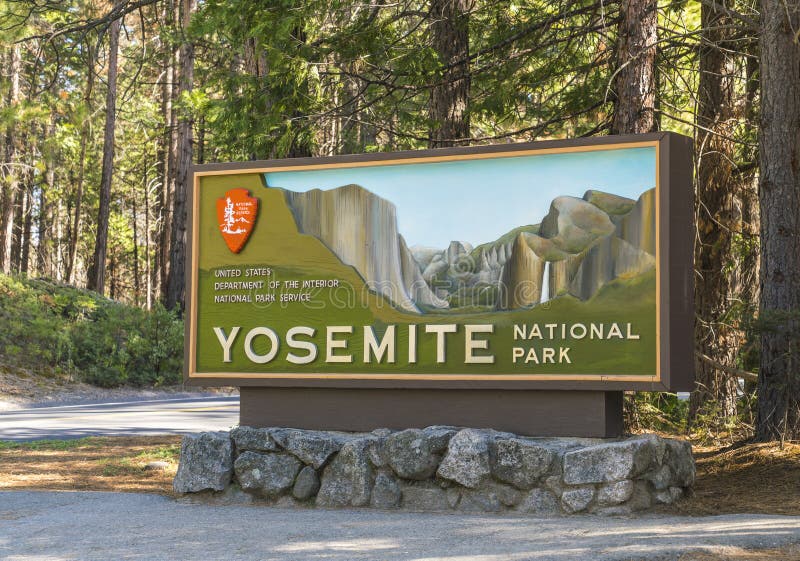 Cartello del parco nazionale yosemita all'entrata in california usa. solo per uso editoriale 042116
