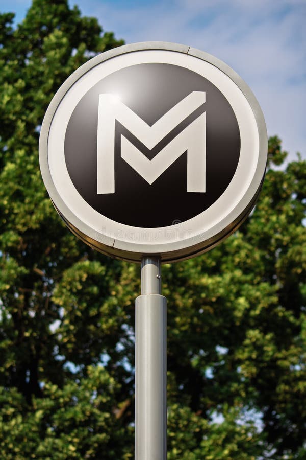 Cartello della metropolitana di Budapest con gli alberi in sottofondo immagini stock libere da diritti Cartello della metropolitana di Budapest con gli alberi in sottofondo immagini stock libere da diritti