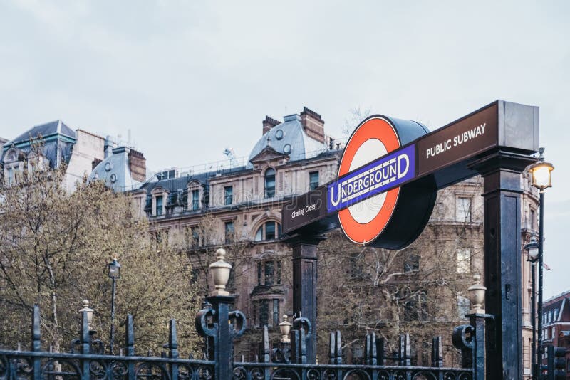 Cartello della metropolitana londinese all'ingresso della stazione Charing Cross di Trafalgar Square, Londra, Regno Unito fotografie stock libere da diritti Cartello della metropolitana londinese all'ingresso della stazione Charing Cross di Trafalgar Square, Londra, Regno Unito fotografie stock libere da diritti
