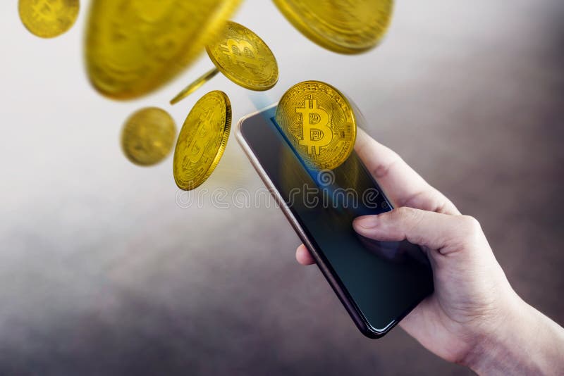 Cartera en el concepto de Smartphone, mujer de Bitcoin que usa el teléfono móvil t imágenes de archivo libres de regalías Cartera en el concepto de Smartphone, mujer de Bitcoin que usa el teléfono móvil t imágenes de archivo libres de regalías