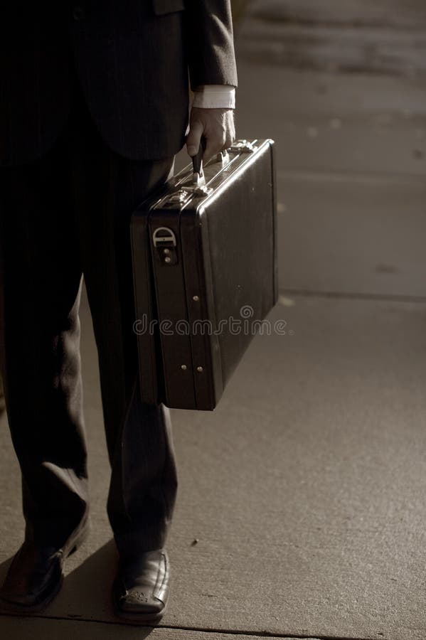 Cartera que lleva del hombre de negocios foto de archivo libre de regalías Cartera que lleva del hombre de negocios foto de archivo libre de regalías