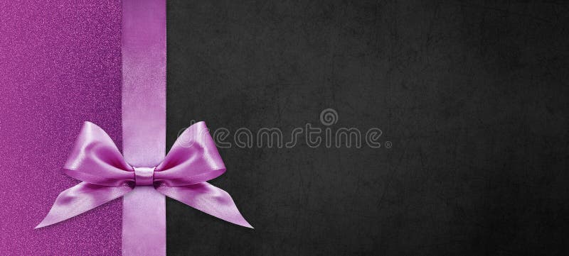 Cartes cadeaux avec l'arc de ruban rose isolée sur le rose et le fond noir de texture, le Noël et le modèle noir de vendredi avec photo libre de droits
