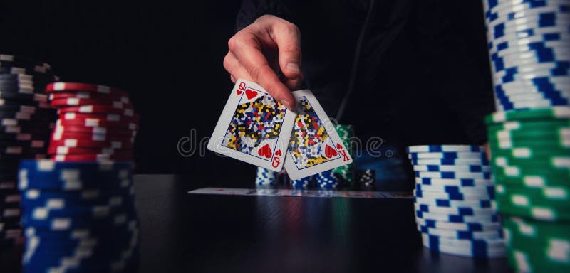 Cartes de jeu d'apparence de main de joueur de poker pariant des puces à la table de casino photographie stock libre de droits Cartes de jeu d'apparence de main de joueur de poker pariant des puces à la table de casino photographie stock libre de droits