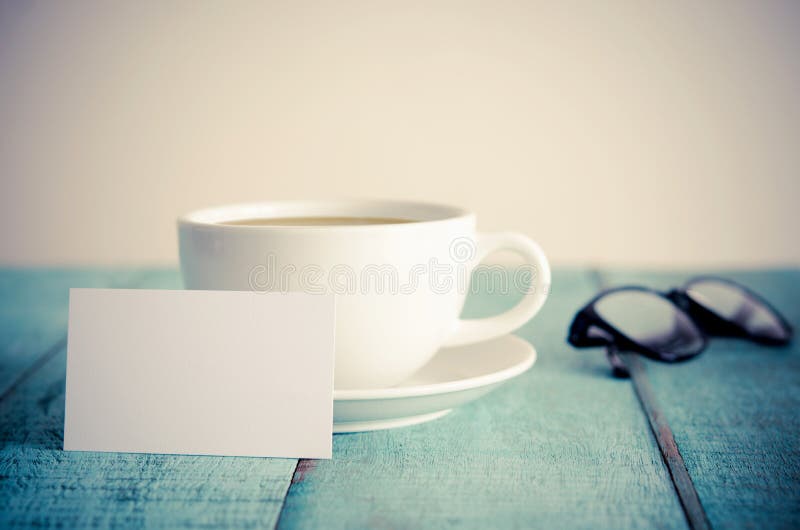 Cartes de visite professionnelle vierges de visite, tasse de café et lunettes sur le woode bleu images libres de droits Cartes de visite professionnelle vierges de visite, tasse de café et lunettes sur le woode bleu images libres de droits