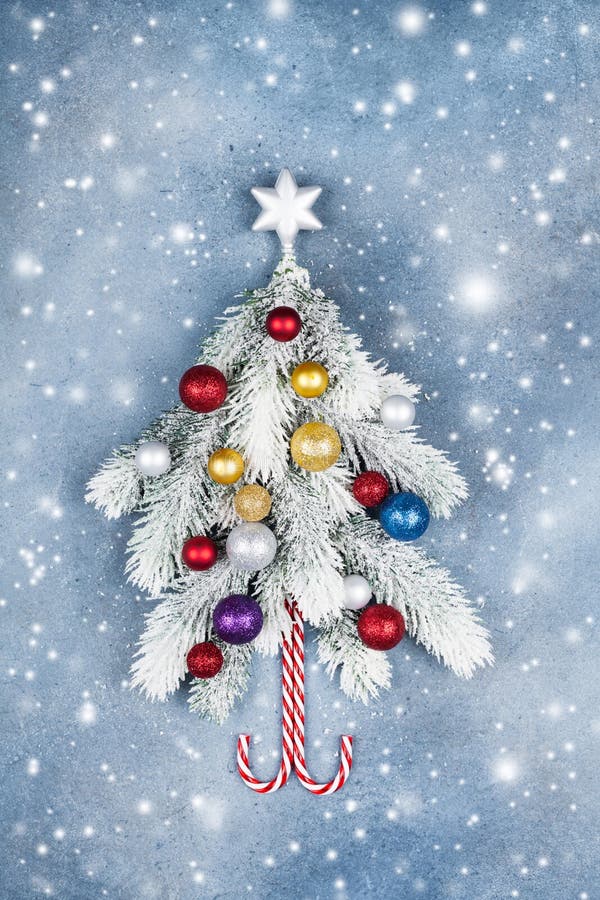 Cartolina d'auguri con la stella decorata creativa dell'albero di abete di Natale e palle variopinte sulla vista superiore del fo fotografie stock Cartolina d'auguri con la stella decorata creativa dell'albero di abete di Natale e palle variopinte sulla vista superiore del fo fotografie stock
