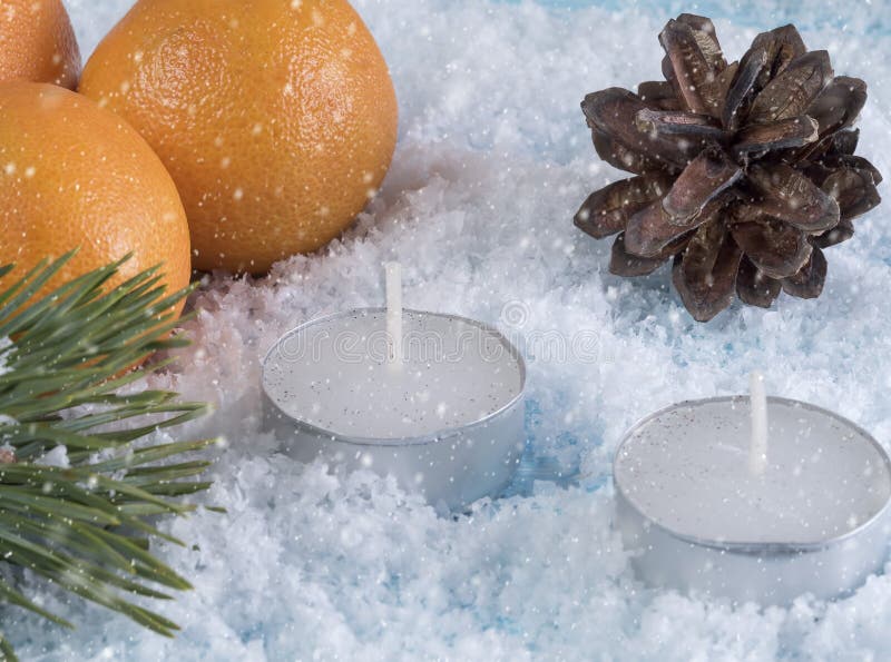Cartolina d'auguri con le decorazioni e una candela fotografia stock libera da diritti Cartolina d'auguri con le decorazioni e una candela fotografia stock libera da diritti