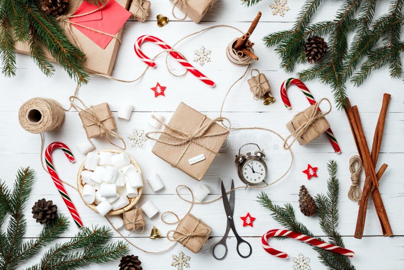 Cartolina d'auguri della composizione in Natale per il nuovo anno che prepara holid fotografia stock libera da diritti Cartolina d'auguri della composizione in Natale per il nuovo anno che prepara holid fotografia stock libera da diritti