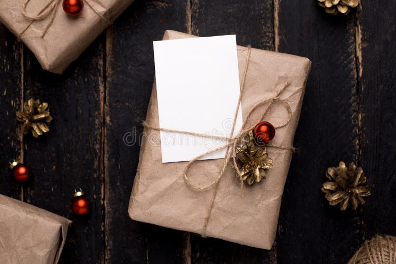 Cartolina d'auguri di Natale con la decorazione del nuovo anno su fondo di legno fotografia stock Cartolina d'auguri di Natale con la decorazione del nuovo anno su fondo di legno fotografia stock