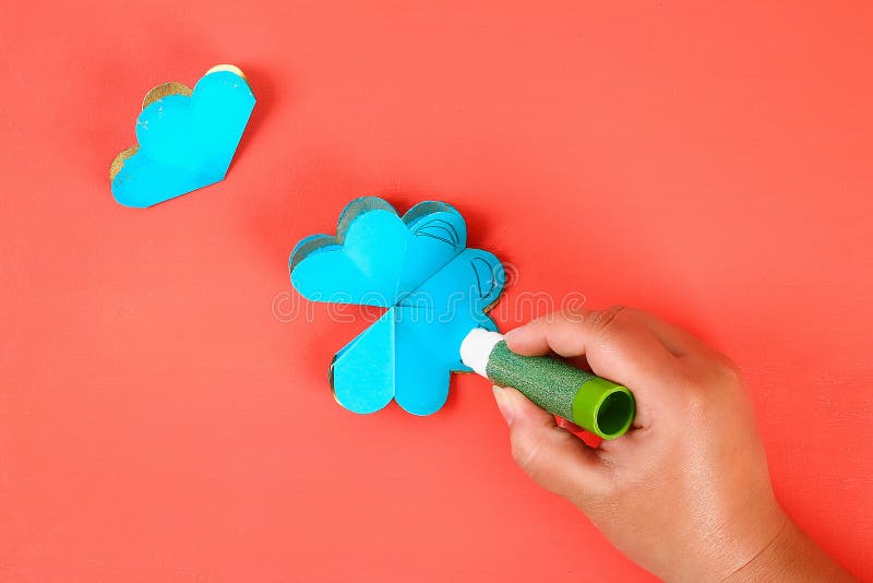 Cartolina d'auguri tridimensionale 3d di Diy con i fiori per il giorno di madri su un fondo di corallo vivente fotografie stock libere da diritti Cartolina d'auguri tridimensionale 3d di Diy con i fiori per il giorno di madri su un fondo di corallo vivente fotografie stock libere da diritti