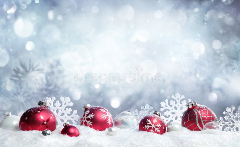 Cartolina di Natale - bagattelle e fiocchi di neve rossi