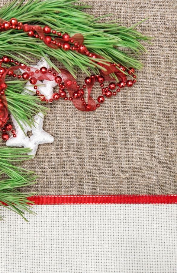 Cartolina di Natale con tela, il ramo dell'abete e la ghirlanda su tela da imballaggio fotografie stock libere da diritti Cartolina di Natale con tela, il ramo dell'abete e la ghirlanda su tela da imballaggio fotografie stock libere da diritti