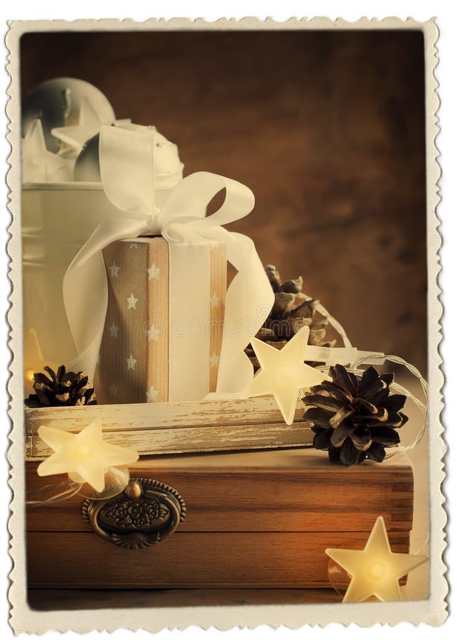 Cartolina di Natale d'annata con i regali, la scatola, il nastro bianco ed il pino co fotografie stock libere da diritti Cartolina di Natale d'annata con i regali, la scatola, il nastro bianco ed il pino co fotografie stock libere da diritti