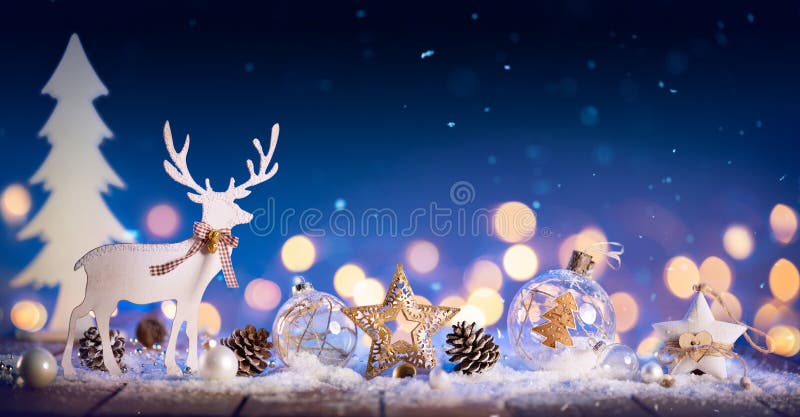 Cartolina di Natale - ornamento di Snowy con le pigne