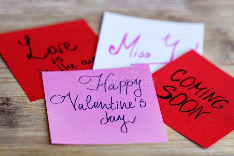 Cartoline d'auguri FELICI di rosa di giorno di biglietti di S. Valentino su un fondo di legno immagini stock libere da diritti Cartoline d'auguri FELICI di rosa di giorno di biglietti di S. Valentino su un fondo di legno immagini stock libere da diritti