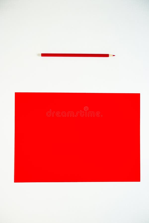 Carton coloré et crayons colorés sur le fond blanc images libres de droits Carton coloré et crayons colorés sur le fond blanc images libres de droits