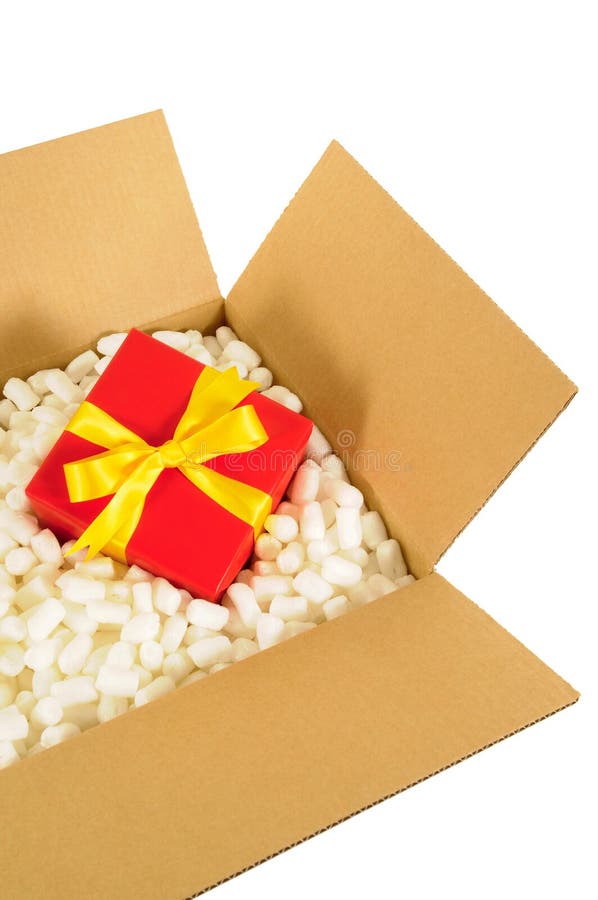 Carton d'expédition de carton, petit cadeau rouge de Noël à l'intérieur, morceaux de emballage de polystyrène de mousse de styrol images stock Carton d'expédition de carton, petit cadeau rouge de Noël à l'intérieur, morceaux de emballage de polystyrène de mousse de styrol images stock