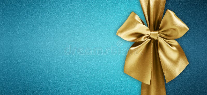 Cartonaș alb cu un cadou de Crăciun, panglică lucioasă și lucioasă, izolată pe modelul de fundal strălucitor al coletei de tip tur stock photo