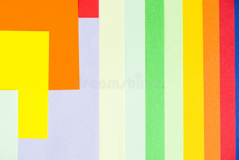 Cartone di sfondo e figure geometriche colorati. Cartone di sfondo di carta colorato e figure geometriche colorate in pastello