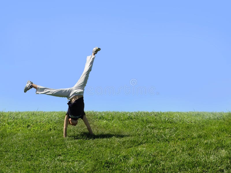 Download Cartwheel fotografering för bildbyråer. Bild av gräs, göra - 31365