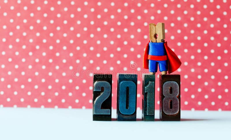 Cartão bem sucedido super do ano 2018 novo Líder corajoso do super-herói que levanta em dígitos da tipografia do vintage Pregador fotos de stock royalty free Cartão bem sucedido super do ano 2018 novo Líder corajoso do super-herói que levanta em dígitos da tipografia do vintage Pregador fotos de stock royalty free