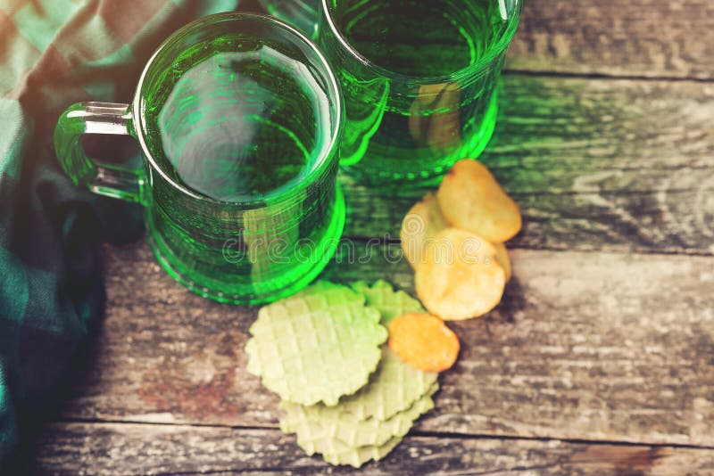 Cartão de saudação de São Patrício Cerveja verde e presentes, vista superior Estilo russo Vidro de cerveja em mesa de madeira Sai fotos de stock Cartão de saudação de São Patrício Cerveja verde e presentes, vista superior Estilo russo Vidro de cerveja em mesa de madeira Sai fotos de stock
