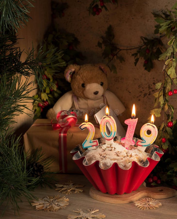Cartão 2019 do ano novo Cartão de Natal O urso com letras senta-se na frente de uma torta de maçã fotografia de stock Cartão 2019 do ano novo Cartão de Natal O urso com letras senta-se na frente de uma torta de maçã fotografia de stock