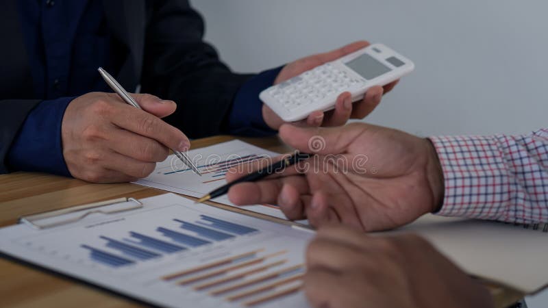 Cartón o parcela de compra en línea con el logotipo del carrito de la compra y el portátil. compra de páginas web en línea y entrega a domicilio para personas modernas.