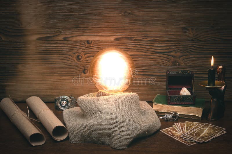 Cartões da bola de cristal e de tarô O seance Leitura do destino e do futuro fotos de stock Cartões da bola de cristal e de tarô O seance Leitura do destino e do futuro fotos de stock