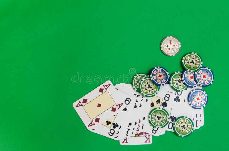 Cartões da pilha e de jogo das microplaquetas de pôquer na tabela verde imagens de stock Cartões da pilha e de jogo das microplaquetas de pôquer na tabela verde imagens de stock