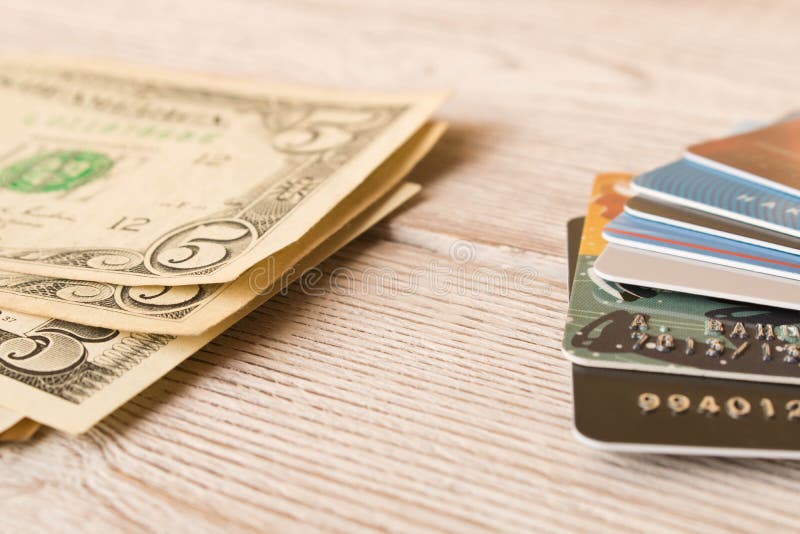 Cartões de crédito e dólares do dinheiro O conceito do financiamento Foco seletivo fotos de stock Cartões de crédito e dólares do dinheiro O conceito do financiamento Foco seletivo fotos de stock