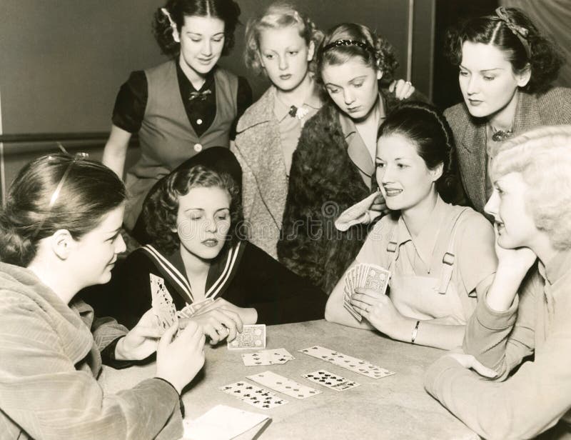 Mulheres a jogar às cartas imagens de stock