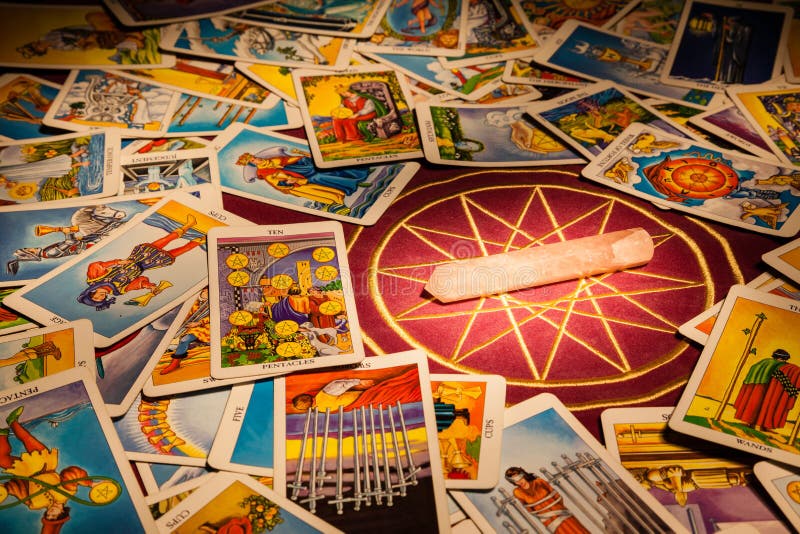 Cartões de Tarot com um cristal mágico. imagem de stock Cartões de Tarot com um cristal mágico. imagem de stock