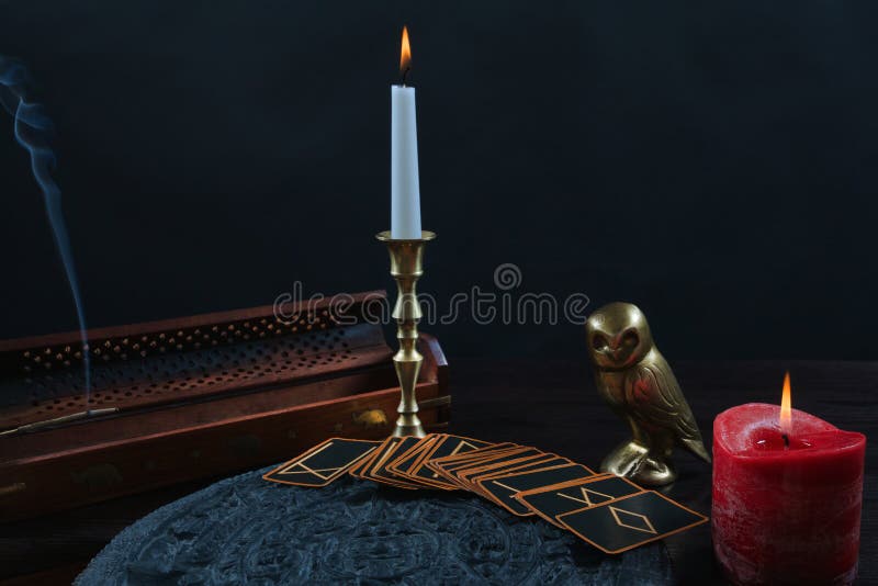 Cartões e velas das runas no fundo preto foto de stock Cartões e velas das runas no fundo preto foto de stock