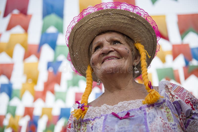 Caruaru, Pernambuco, Brasil - 11 De Julio Del 2016: Mujer Con Ropa Tradicional Bajo Coloridos Coloridos Colgantes Durante La Cele de archivo editorial - Imagen de gente: 160972854