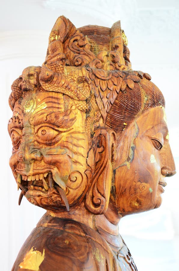 Řezba dřevěný bohyně socha nebo tři v čínština kultura na chrám v, thajsko.