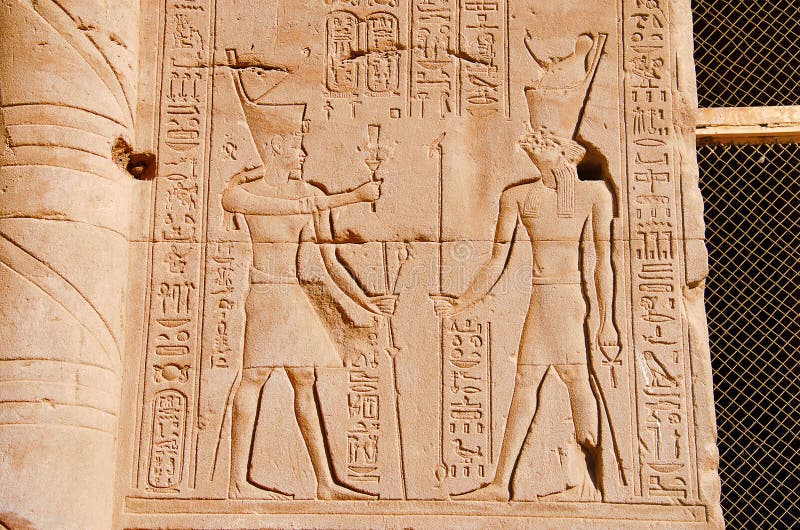 Carvings auf der inneren Wand von Edfu-Tempel, ist es einer der besten konservierten Schreine in Ägypten, eingeweiht dem Falkegot stockbilder Carvings auf der inneren Wand von Edfu-Tempel, ist es einer der besten konservierten Schreine in Ägypten, eingeweiht dem Falkegot stockbilder