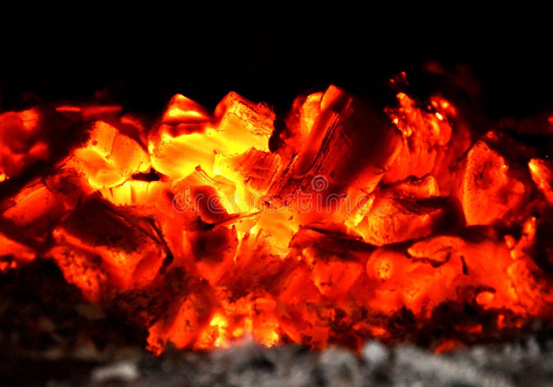 Carvões de madeira de queimadura, calor incandescente fotografia de stock Carvões de madeira de queimadura, calor incandescente fotografia de stock