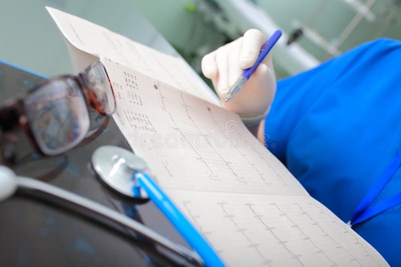 Cas intéressant dans la pratique en matière de cardiologie Exa intellectuel de docteur image libre de droits Cas intéressant dans la pratique en matière de cardiologie Exa intellectuel de docteur image libre de droits