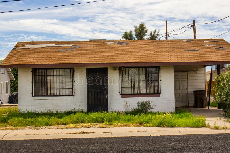 Casa abandonada com barras nas janelas fotografia de stock royalty free