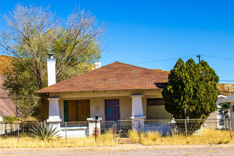 Casa abandonada com janelas de porta bloqueadas imagens de stock