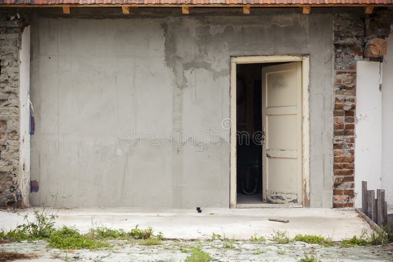 Casa abandonada con la puerta vieja abierta foto de archivo libre de regalías Casa abandonada con la puerta vieja abierta foto de archivo libre de regalías