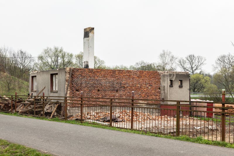 Casa abandonada de la familia que es demolida y que va a ser restauración fotos de archivo Casa abandonada de la familia que es demolida y que va a ser restauración fotos de archivo