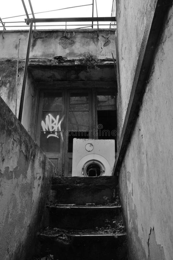 Casa abandonada escaleras del sótano foto de archivo libre de regalías Casa abandonada escaleras del sótano foto de archivo libre de regalías